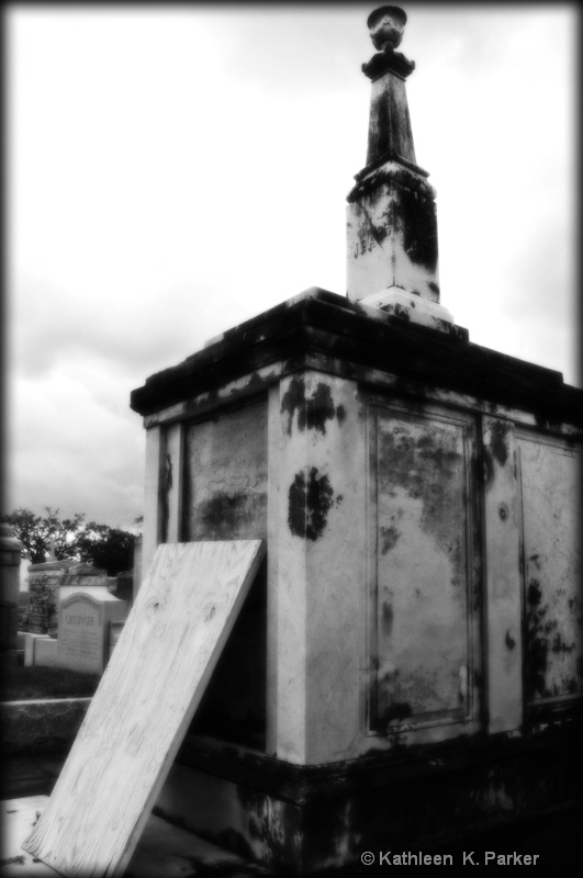 Tomb in BW