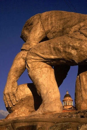 Statue & Courthouse 