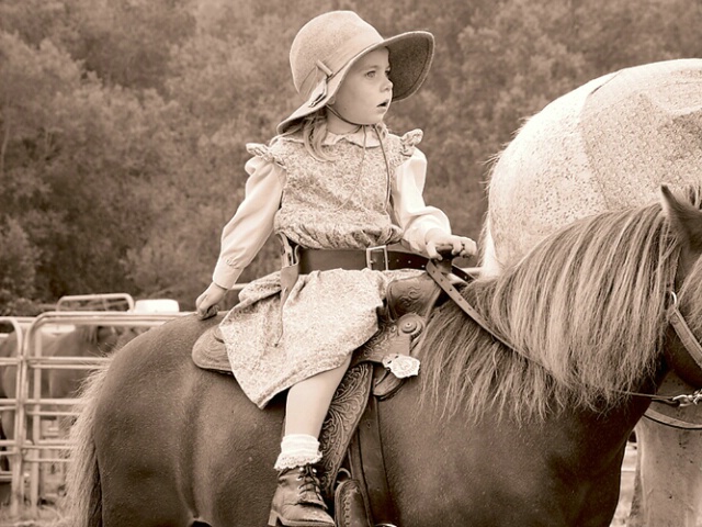 Sitting of her pony