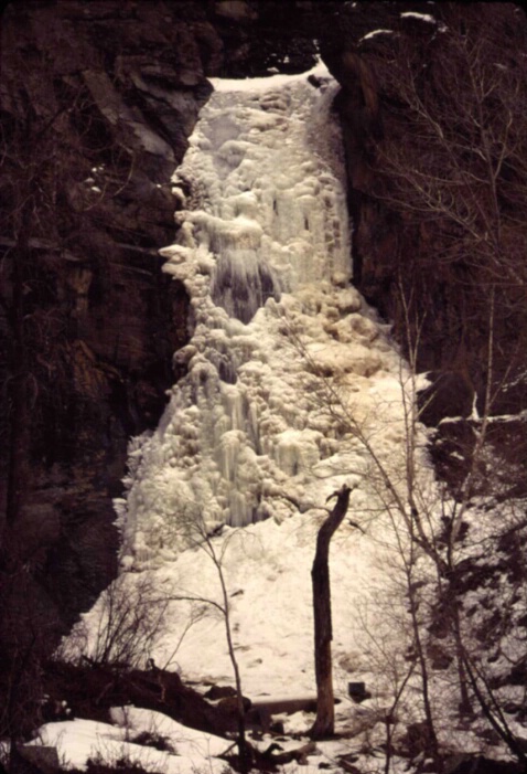Frozen waterfall - ID: 352300 © Lamont G. Weide