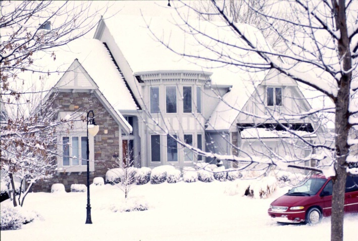House in winter with Car - ID: 645246 © Lamont G. Weide