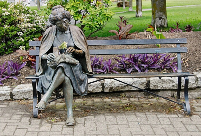 The Lady on the Bench - ID: 4199577 © Gerda Grice