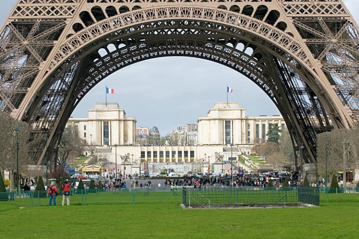 The Palais de Chaillot (Trocadero) in Paris - ID: 5971419 © John D. Jones