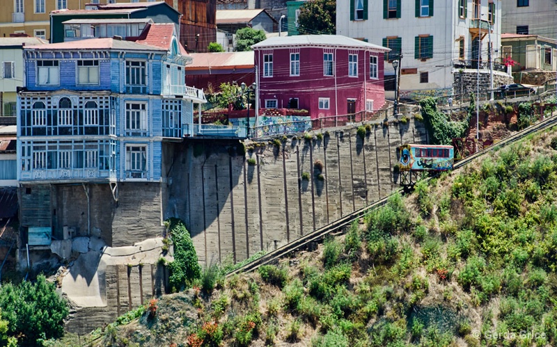 Dwellings and the Funicular Valparaiso, Chile - ID: 13622906 © Gerda Grice