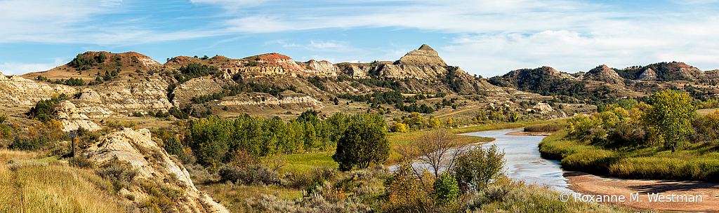 Backroads in the North Dakota badlands - ID: 15752020 © Roxanne M. Westman