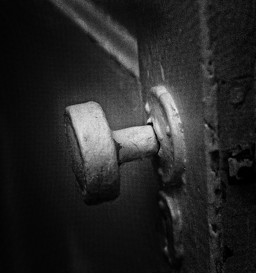 Door Knob in BW - ID: 15774201 © John D. Jones