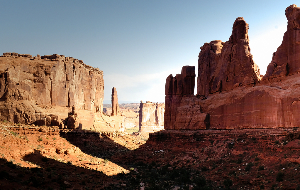 Peaks of white sandstone and redrock