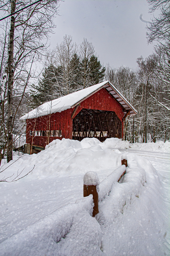 Covered Bridge in Vermont - ID: 15781595 © BARBARA TURNER