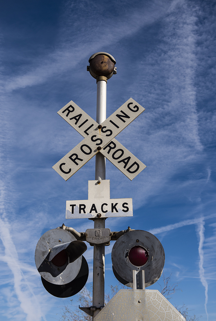 Train Crossing - ID: 15785048 © Larry Heyert