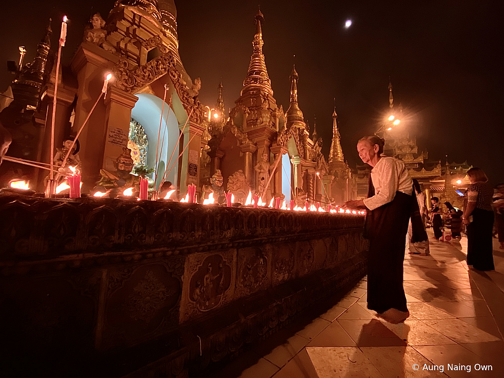 offer to Shwedagon Pagoda