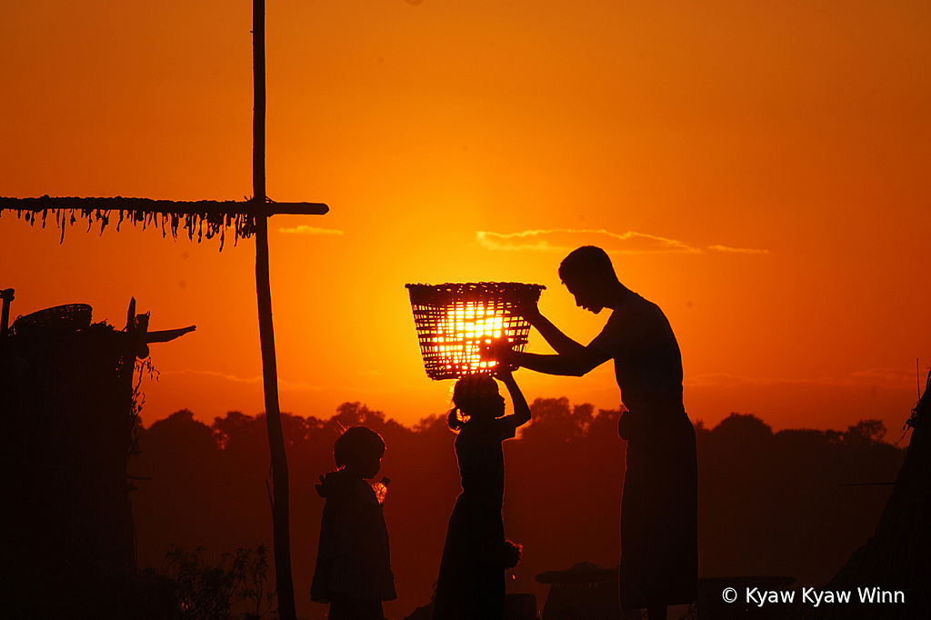 Please carry the Sun - ID: 15818082 © Kyaw Kyaw Winn