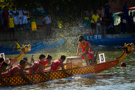 Rowing men