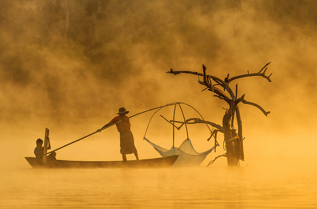 Fishermen at the Paung Laung dam