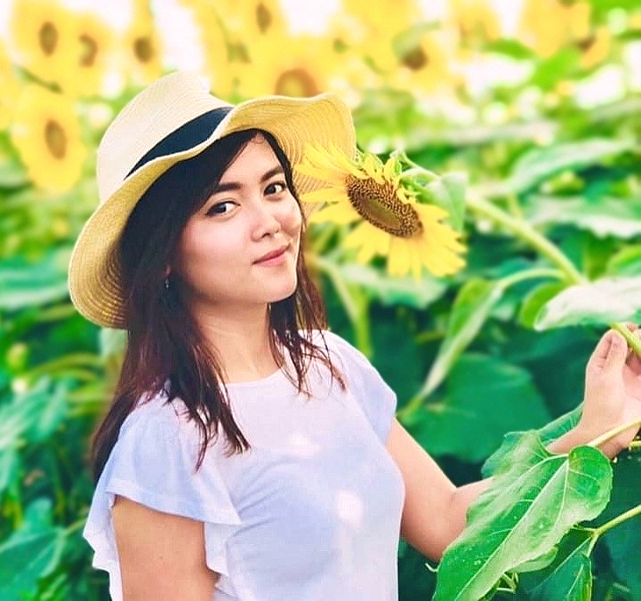 Sun flower ????and beautiful girl