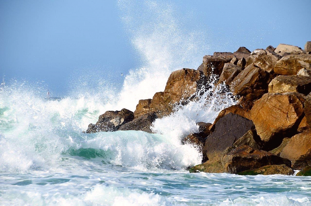 Rocks is Ocean waves