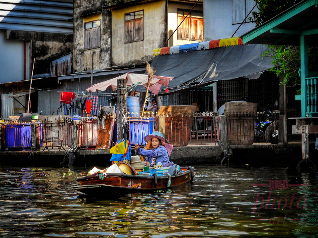 ~ ~ LADY BY THE FLOATING MARKET ~ ~ 