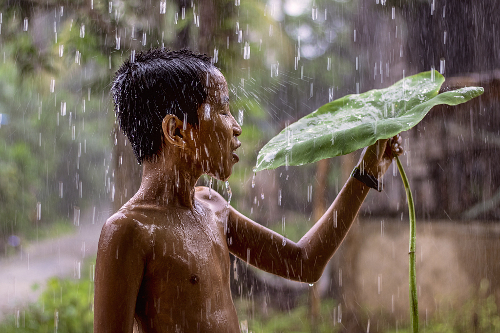 A childern in the rain