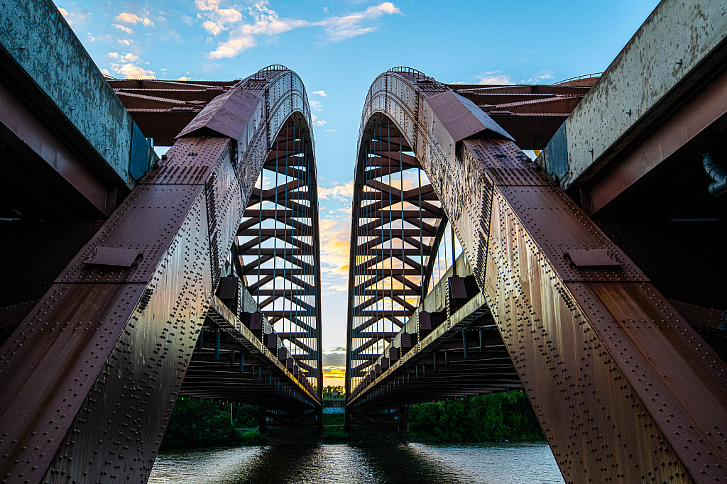 twin bridges - ID: 15844776 © Mark Seiter