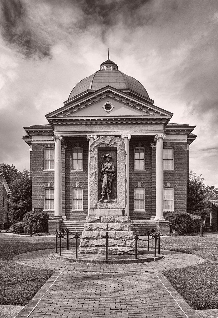 Louisa, Virginia County Courthouse - ID: 15848202 © John D. Roach