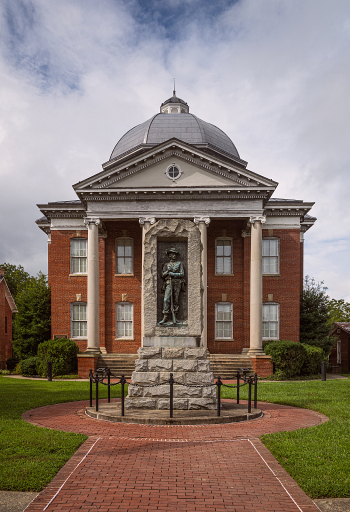 Courthouse in Louisa, Virginia - ID: 15848205 © John D. Roach