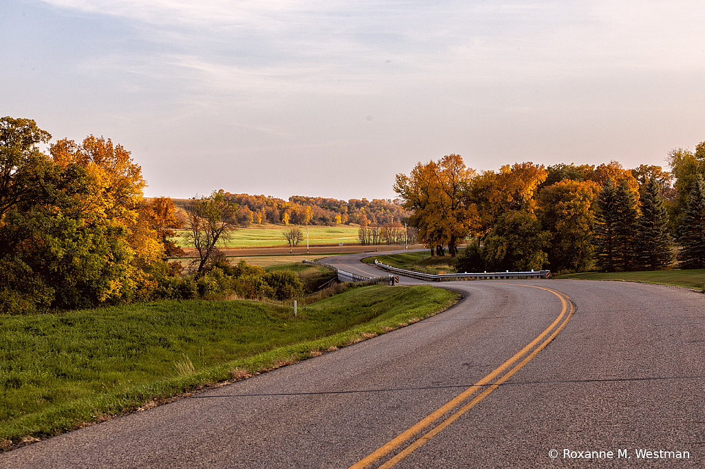Fall drive through the valley - ID: 15854516 © Roxanne M. Westman