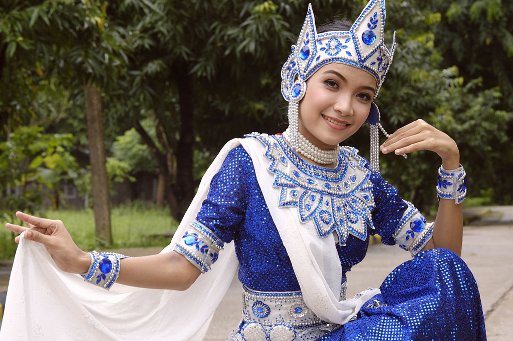 bagan dancing