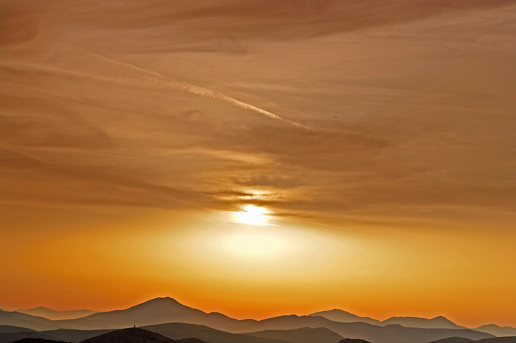 Sunsetting Horizon above the mountains.