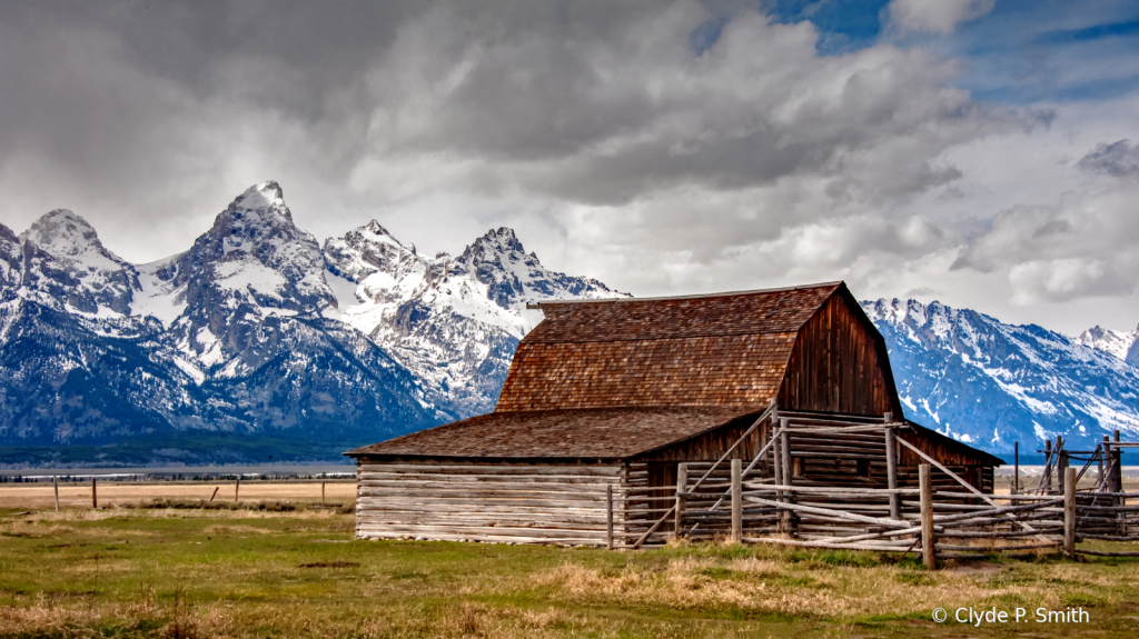 Grand Tetons Barn - ID: 15930848 © Clyde Smith