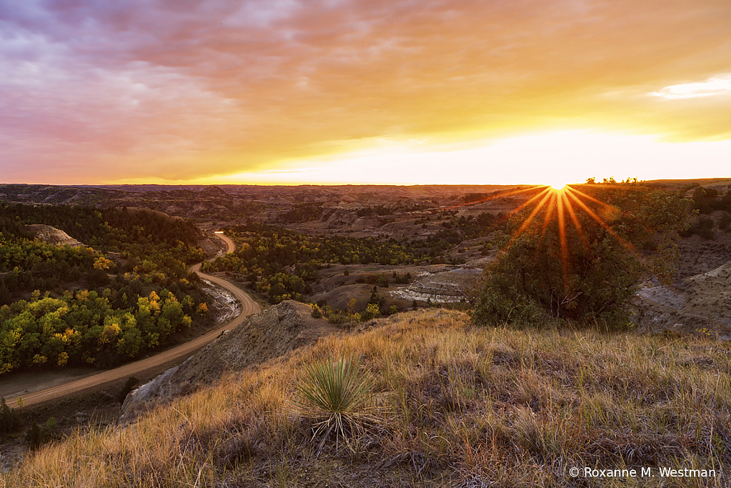 Sunset at Bennett Creek ND badlands - ID: 15949473 © Roxanne M. Westman