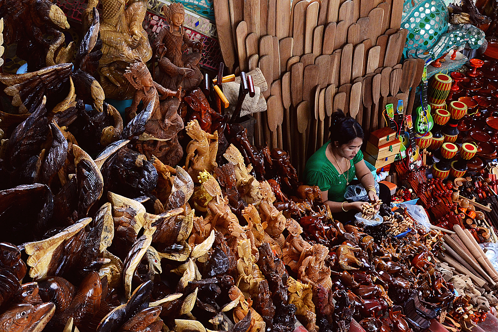 Selling Myanmar Handicraft