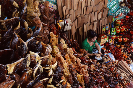Selling Myanmar Handicraft