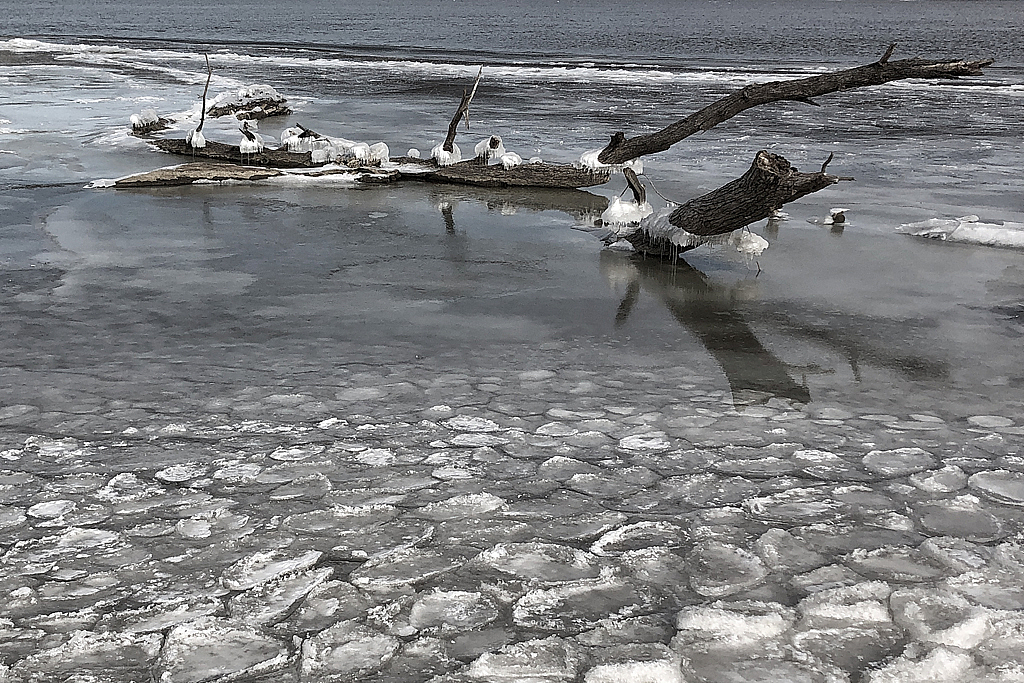 Ice along the Mississippi River - ID: 15975944 © Larry Lawhead