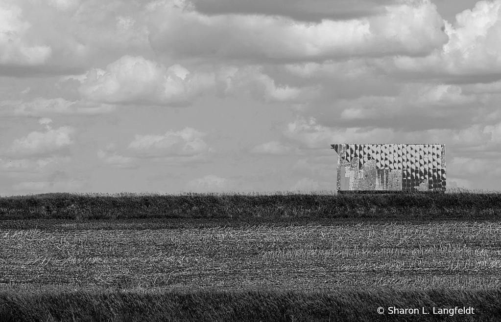 OldBarnDistantBWsmall - ID: 15978034 © Sharon L. Langfeldt