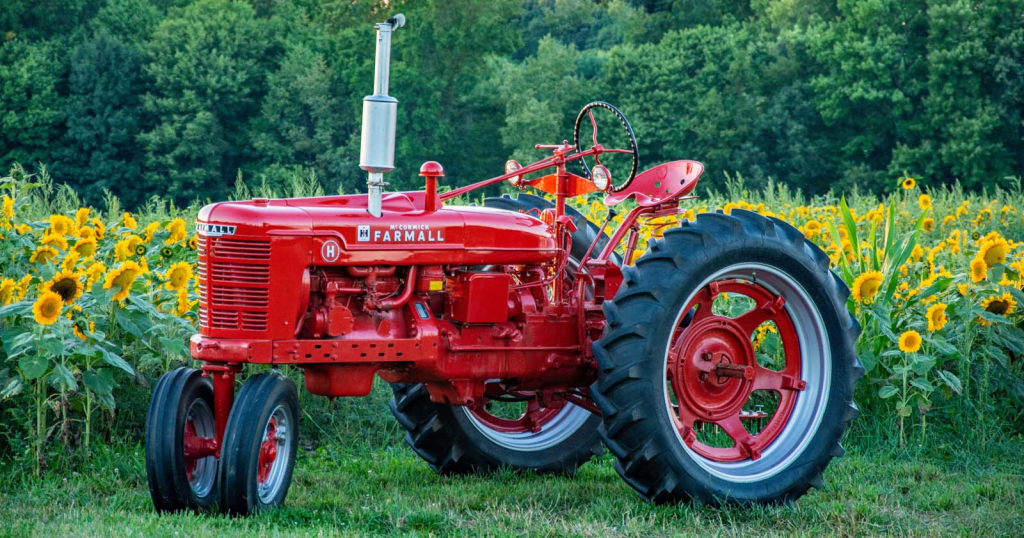 Red Tractor - ID: 16020417 © Sheila Faryna