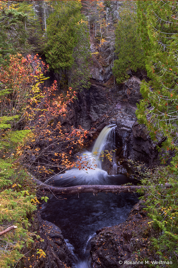 Cascade river in the fall - ID: 16078288 © Roxanne M. Westman