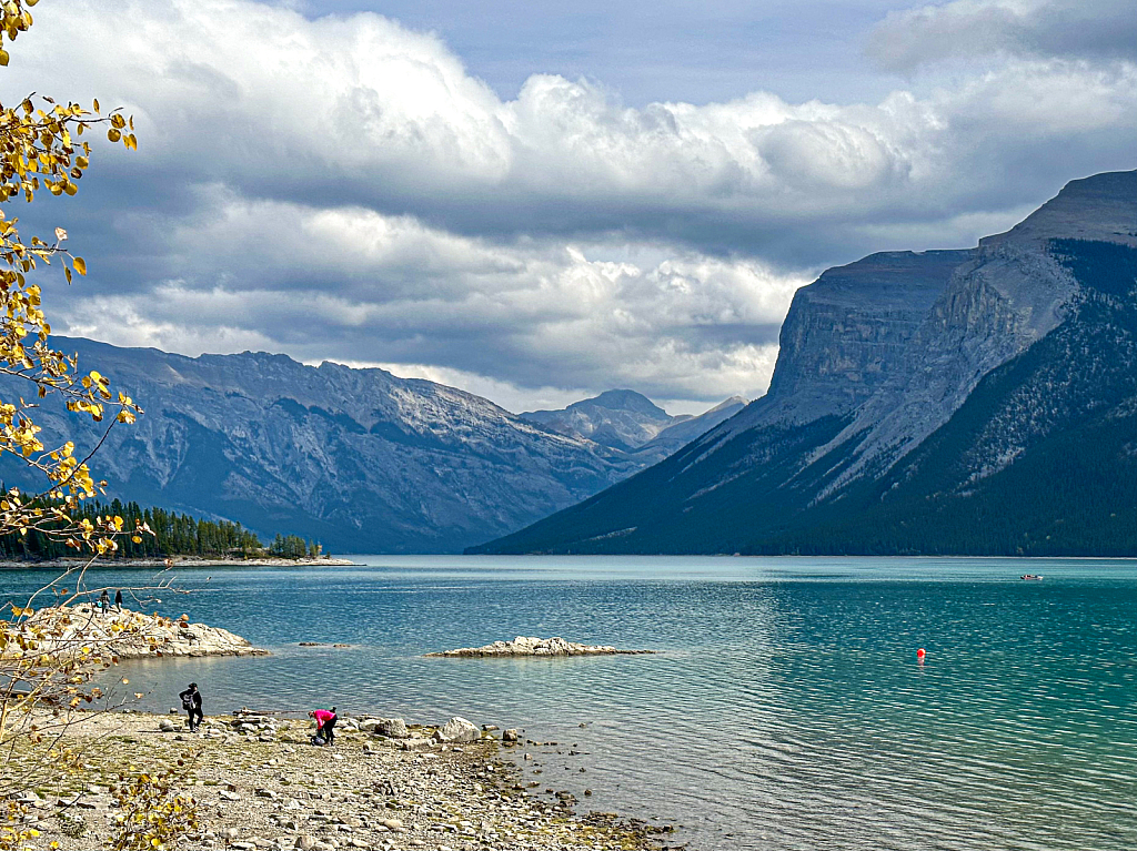 Lake Minniwanka - ID: 16082332 © Steve Pinzon