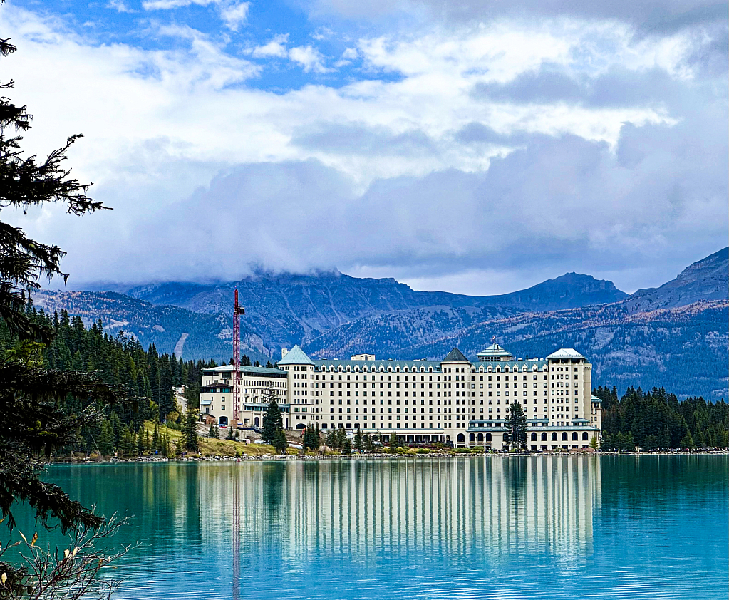 Fairmont Chateau at Lake Louise - ID: 16082333 © Steve Pinzon