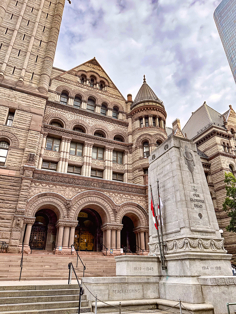 Monument/City Hall - ID: 16084606 © Steve Pinzon