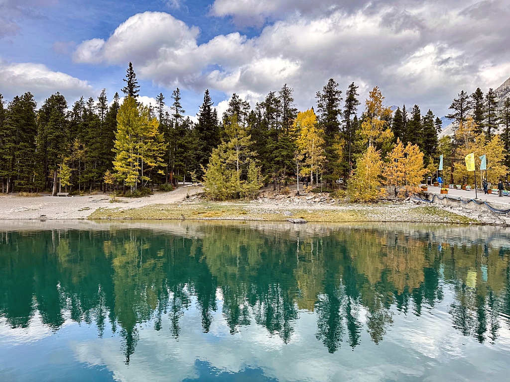 Early Fall reflection - ID: 16084462 © Steve Pinzon