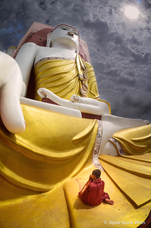 The Novice and Huge Buddha Image 