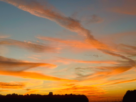 Sunset of golden streaks 