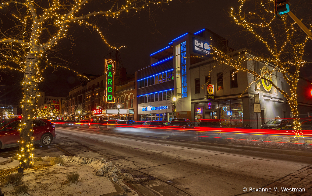 Christmas in Fargo with the Fargo theater - ID: 16089778 © Roxanne M. Westman
