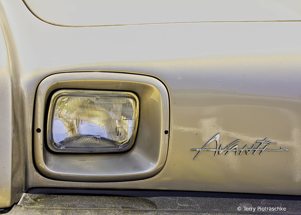 Avanti Headlight