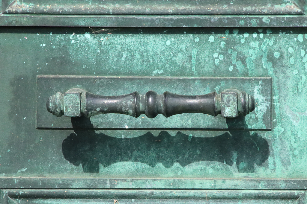  Handle and Shadow