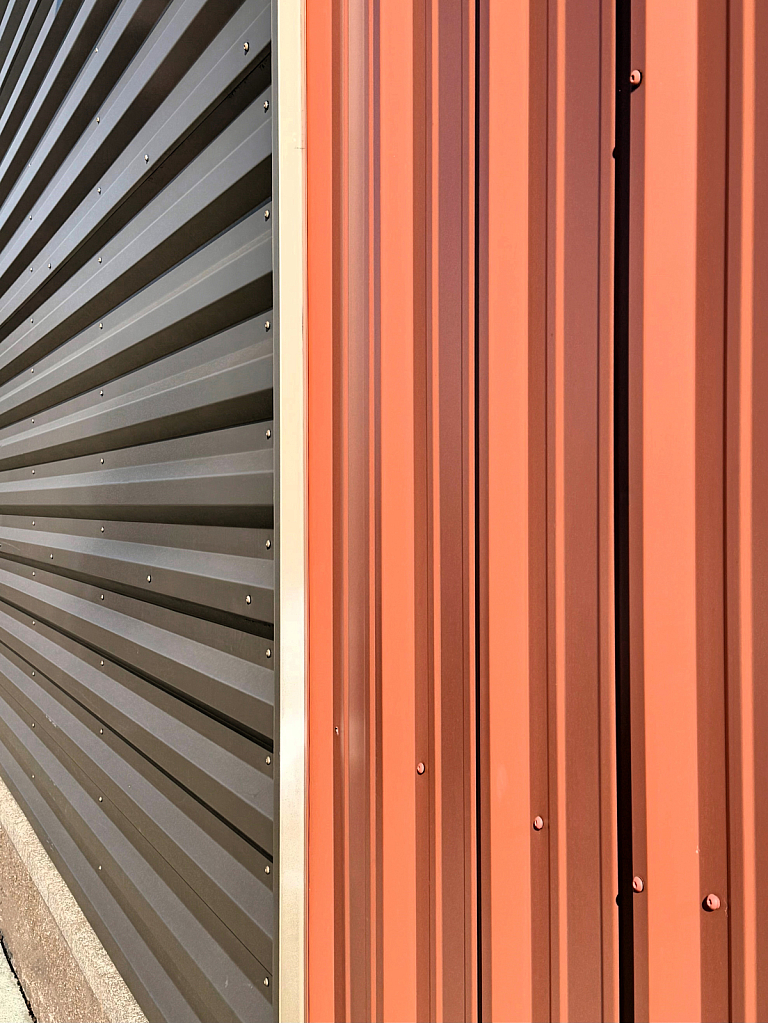 Corrugations on the wall 