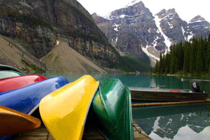 Canoes on Moraine lake