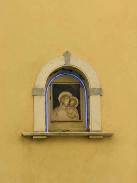Neon Mary, Cortona