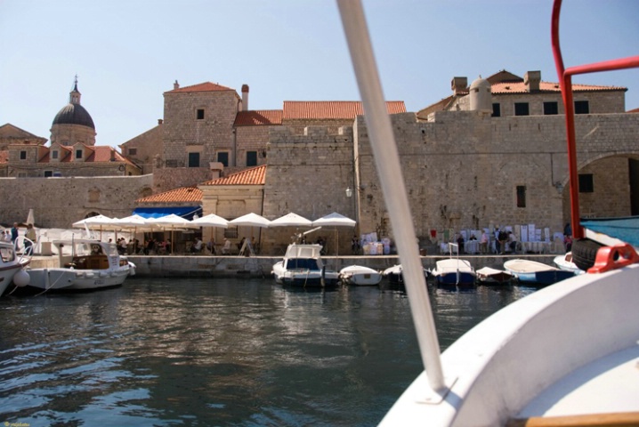 Leaving on a boat tour along wall