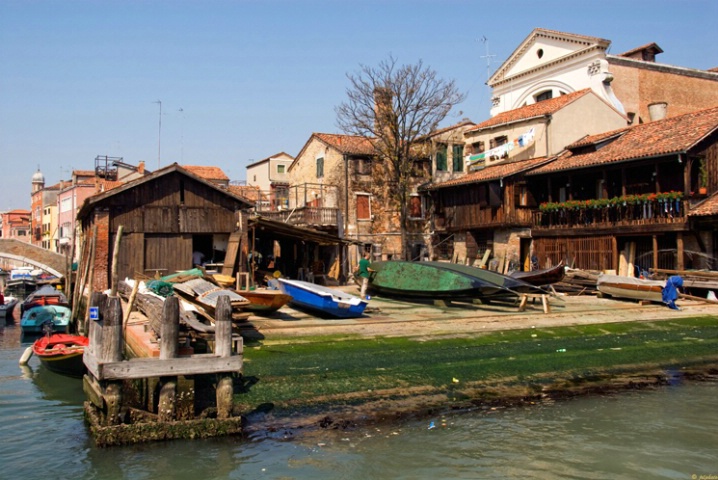 Gondola repair shop