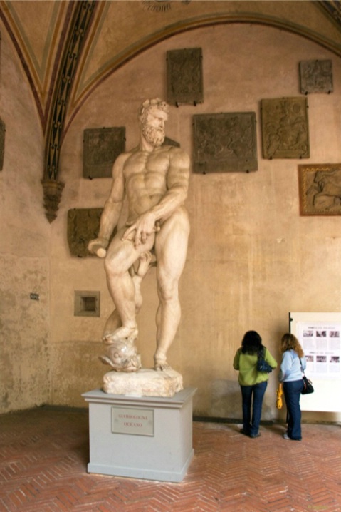 Statue outside of Uffzi